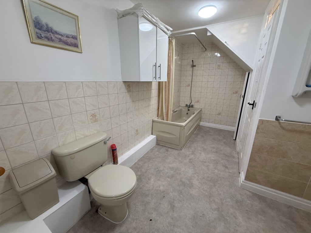 Lot: 6 - INVESTMENT OPPORTUNITY IN TOWN CENTRE LOCATION WITH OFF ROAD PARKING - Alternative view of ground floor bathroom